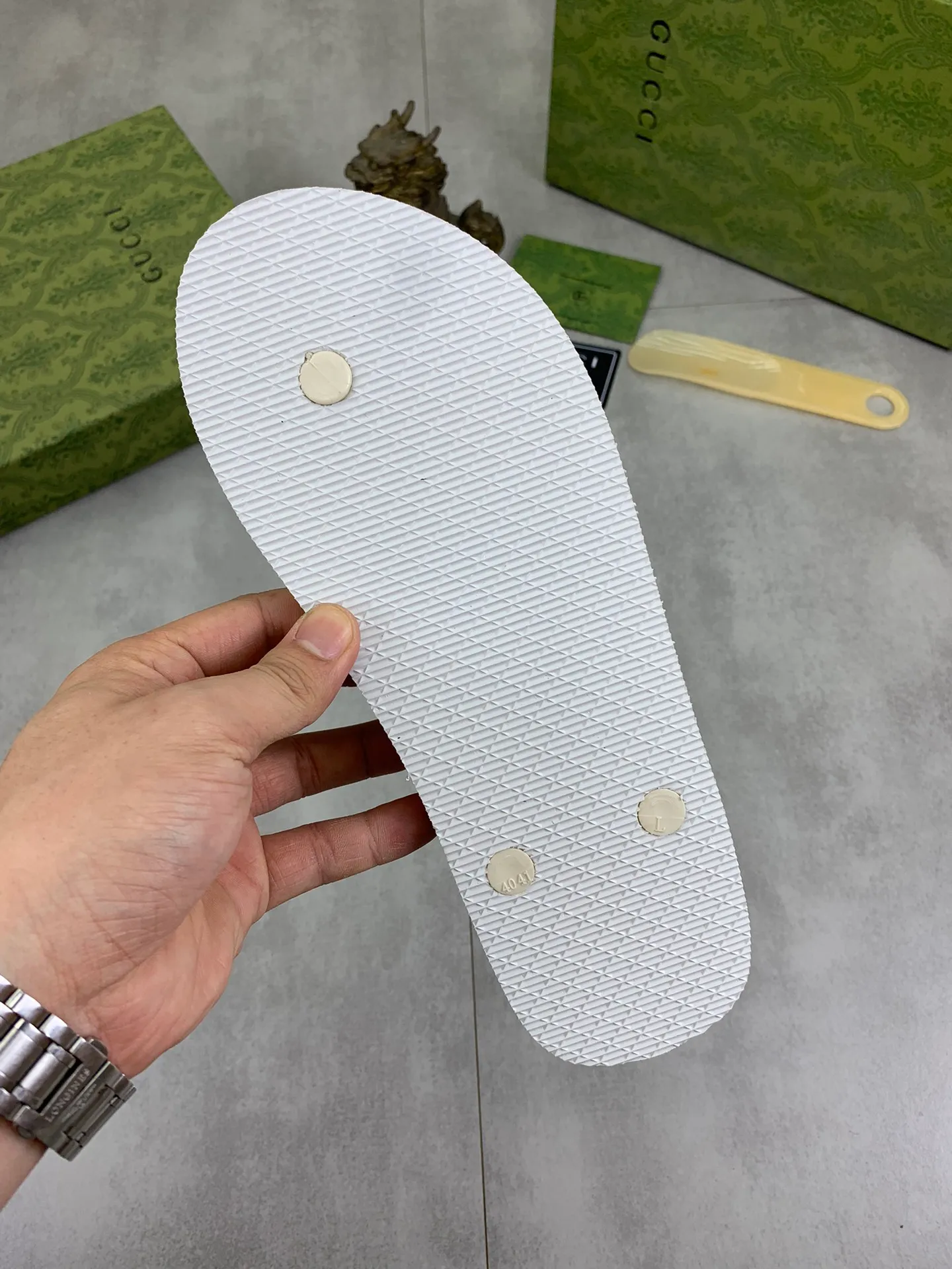 Men's men's shoes 💰P220💰【New style】🆘【GUCCI】Official website's popular Gucci adult couple 🧑‍🤝‍🧑 style, children's flip-flops are on sale at the counter simultaneously! Original fabric imported from Italy. Original bottom provided by the original factory. Size: Adult 36-45. Children’s size: 30-37. Multiple colors available.